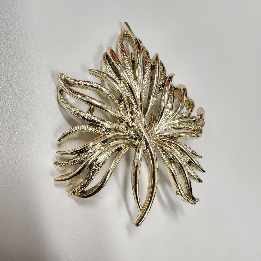 Vintage Gold Tone Starburst Leaf Brooch Pin Mid Century Modern Abstract
